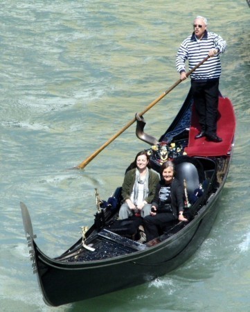 gondolero cruzando Venecia en gondola con pasajeros