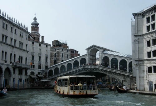 vaporetto cruzando Venecia